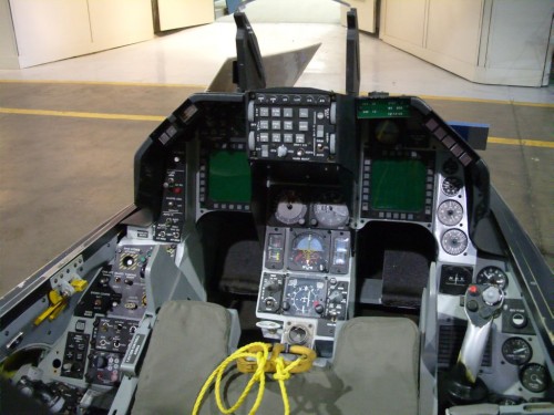 14_co_f16cockpit