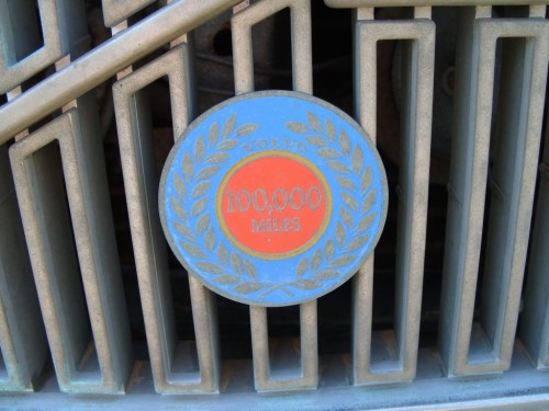 18_co_volvo100kbadge